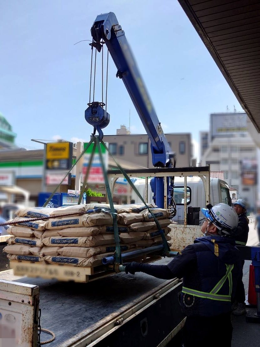 クレーンを使った資材搬入作業