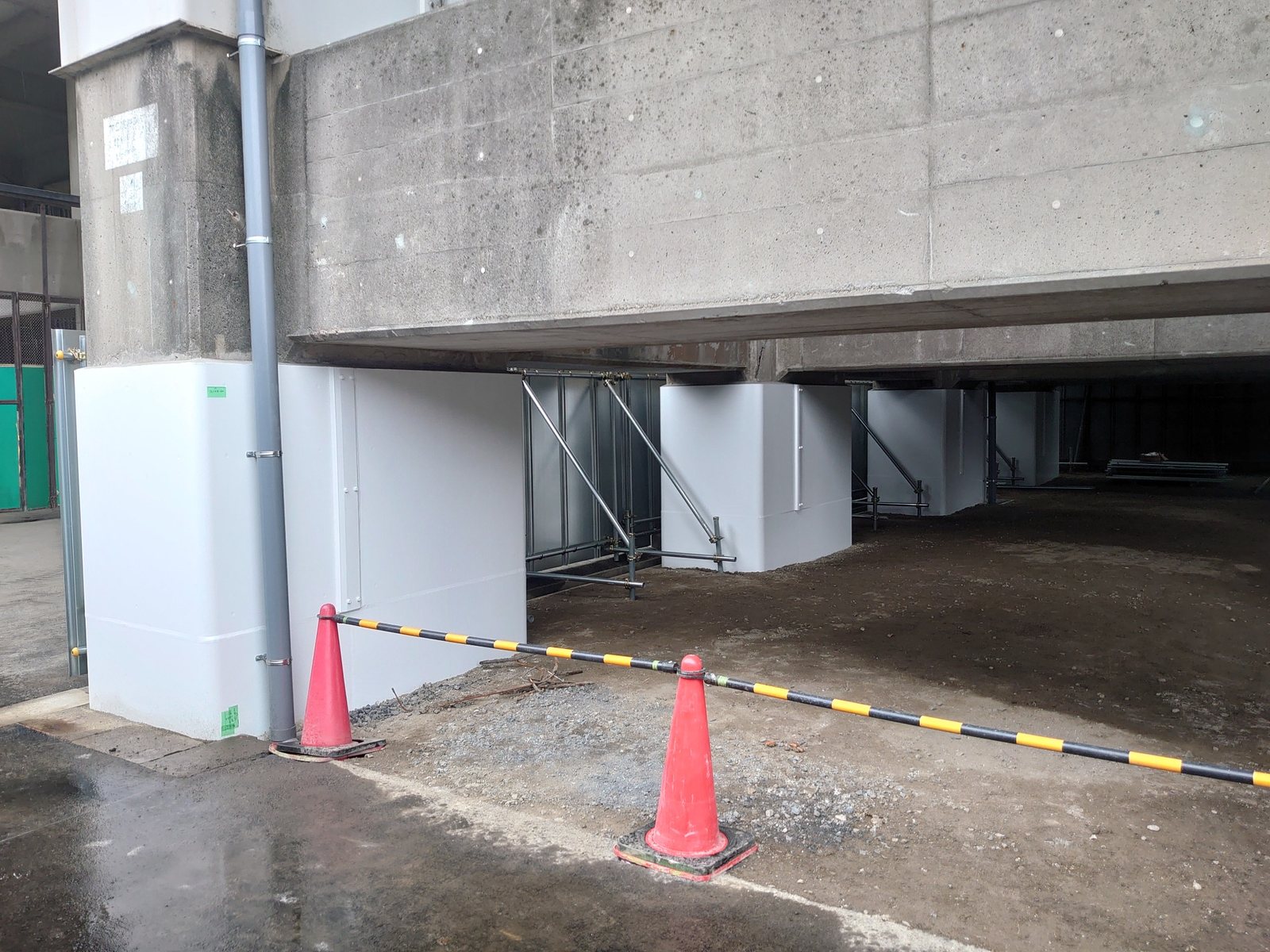 橋脚補強・鋼板巻立ての施工状況